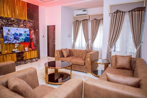 TV a/nebo společenská místnost v ubytování TAJ Suites