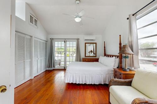 une chambre avec un lit blanc et un canapé dans l'établissement Last Minute, à Key West