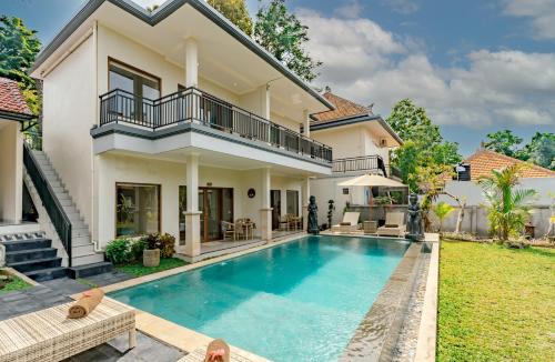 Bazén v ubytování Villa Sri Rejeki nebo v jeho okolí