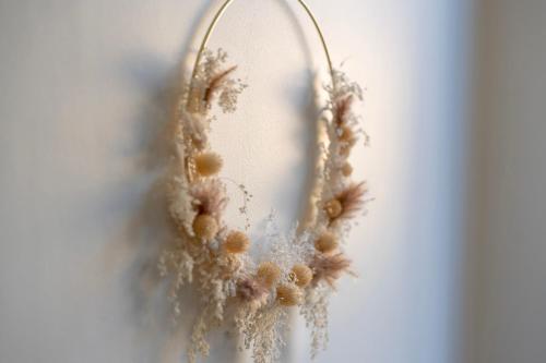 a bunch of dried flowers hanging on a wall at Au Fil de l'Hôte in Domart-en-Ponthieu
