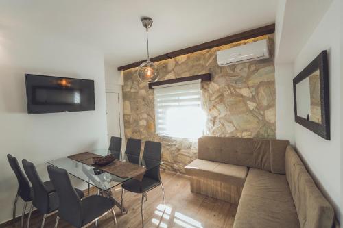 a living room with a couch and a table at Alojamiento Suit Royal in Úbeda