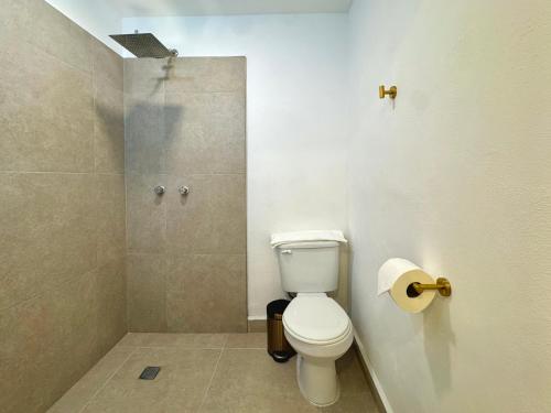 a bathroom with a toilet and a shower at Casa Palma in Xochitepec