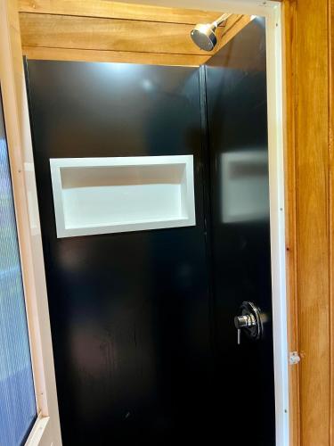 a door with a window on top of it at Chalé Barril com cozinha in São Francisco do Sul