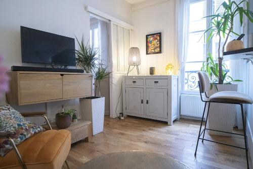 Televízia a/alebo spoločenská miestnosť v ubytovaní Cosy and quiet apartment in Paris