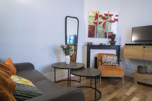 Televízia a/alebo spoločenská miestnosť v ubytovaní Cosy and quiet apartment in Paris