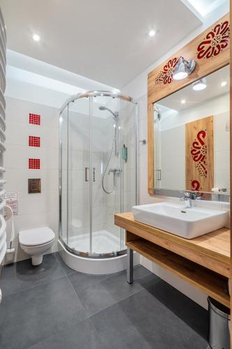 a bathroom with a shower and a sink and a toilet at Parzenica B&B - Wyjątkowa i Jedyna!!! Sprawdź nas a nie pożałujesz! in Białka Tatrzanska