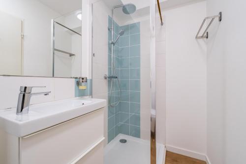 une salle de bain avec un lavabo et une douche dans l'établissement TenQuaRoom - Sublime Chambre Proche du Capitole, à Toulouse