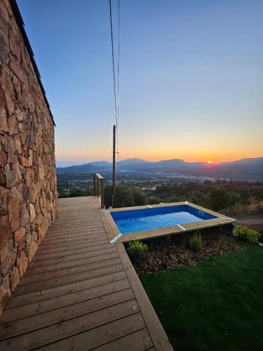 - une piscine au-dessus d'une maison au coucher du soleil dans l'établissement Casa Baracheddu avec vue panoramique, à Cuttoli-Corticchiato