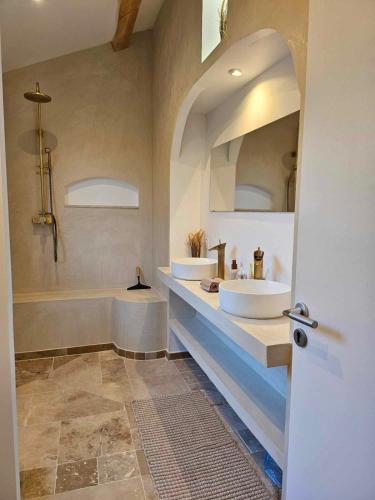 une salle de bain avec deux lavabos et une baignoire dans l'établissement Casa Baracheddu avec vue panoramique, à Cuttoli-Corticchiato