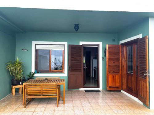 Cette chambre dispose d'un banc en bois et d'une porte. dans l'établissement Casa Rural SOBRE EL MAR, à Breña Baja