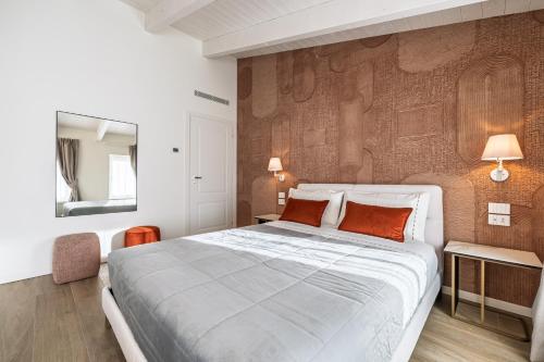 a bedroom with a large bed with orange pillows at Trilocale Atlantico Treviglio Upper Stay in Treviglio