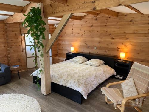 Ένα ή περισσότερα κρεβάτια σε δωμάτιο στο Le Chalet de l'Adrech