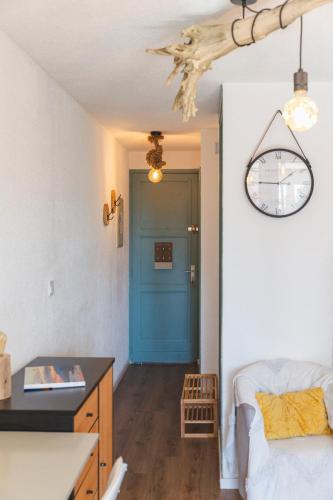 une chambre avec une porte bleue, un lit et une table dans l'établissement Le Rivage du Nilautom, à Gruissan