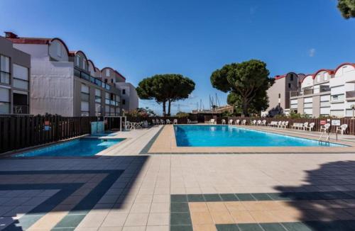 une piscine au milieu d'un immeuble dans l'établissement Le Rivage du Nilautom, à Gruissan