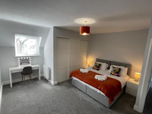 Katil atau katil-katil dalam bilik di Ideal Contractor Business & Family Friendly 2-Bed Apartment Quiet & Spotless with Fast WiFi Large Screen Smart TV