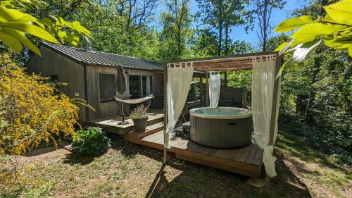 Κήπος έξω από το Lodge Hérisson avec Spa privatif