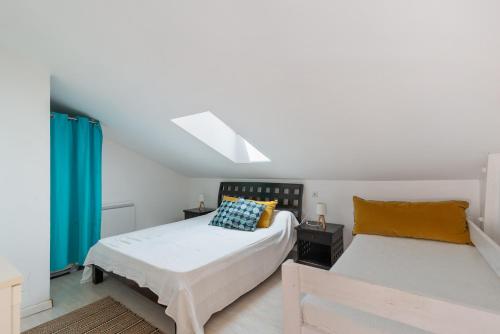 une chambre avec un lit et une fenêtre dans l'établissement Biarritz Surf Appartements 300m de la plage, à Biarritz