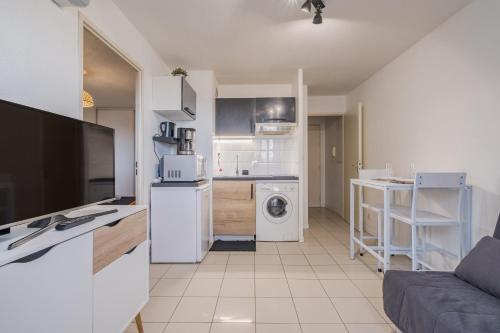 une cuisine et un salon avec laveuse et sécheuse dans l'établissement R-Plane - Jolie T2 proche du Canal, à Toulouse