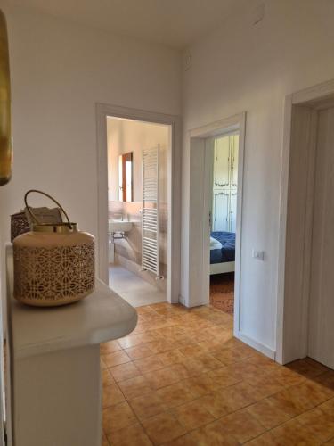 a room with a kitchen and a bedroom with a bed at Il brigidino in Lamporecchio