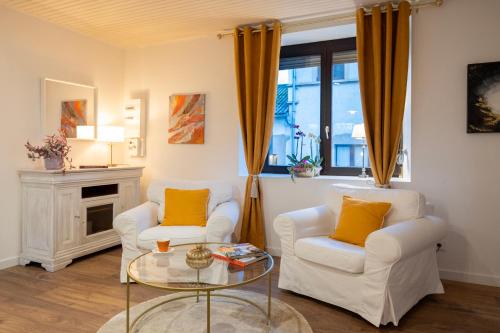 un salon avec deux chaises et une table dans l'établissement Petit château 2L, à Dettwiller
