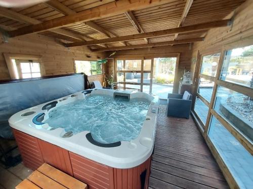 une baignoire jacuzzi au milieu d'une maison dans l'établissement appartement proche plage avec jacuzzi, à Camiers