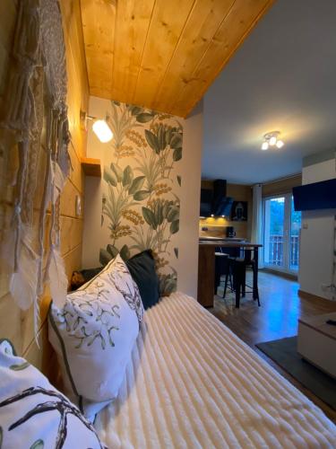 une chambre avec un lit et une salle à manger dans l'établissement My 3 stars BEE HAPPY studio, à Brides-les-Bains