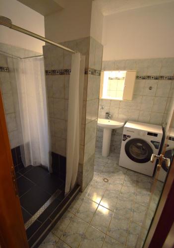 une salle de bain avec une machine à laver et un lavabo dans l'établissement Balkanisateur Studio C, à Kavala