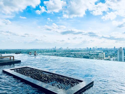 een overloopzwembad met uitzicht op de stad bij Wyndham Garden Sukhumvit 42 in Bangkok