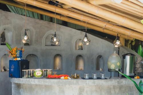 Hot Stone Club Ubudにあるキッチンまたは簡易キッチン