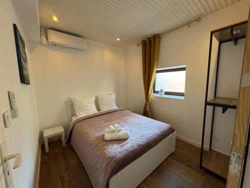 une chambre avec un lit avec deux chaussures dessus dans l'établissement Petit château 2L, à Dettwiller