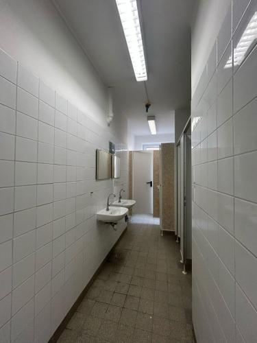Bilik mandi di 2-Rent Group Hostel Rooms&Apartments GKP2