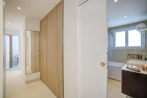 La salle de bains est pourvue d'une douche à l'italienne et d'une baignoire. dans l'établissement Luxe Azure Escape I Collection, à Juan-les-Pins