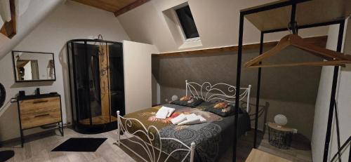 - une chambre avec un lit à baldaquin et une commode dans l'établissement Villa Les jardins de Raiatea, à Sarlat-la-Canéda