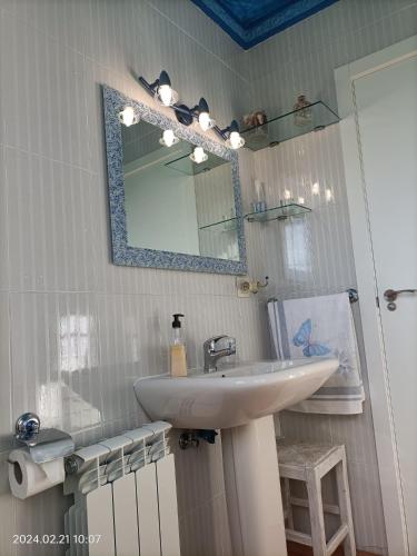 a bathroom with a sink and a mirror at CasaElaqui in Atarfe