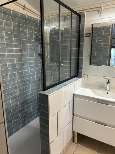 une salle de bain avec un lavabo et un miroir dans l'établissement Maison 6 personnes sur grand terrain 100 m plage - V0261, à Vias