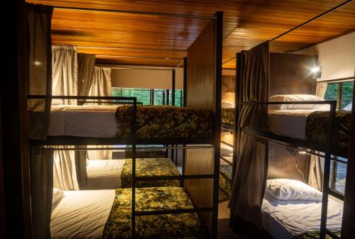 Postel nebo postele na pokoji v ubytování Ceiba Hostel
