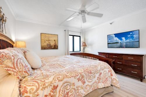 Ένα ή περισσότερα κρεβάτια σε δωμάτιο στο Large oceanfront balcony with pool & beach access located on the no-drive beach!
