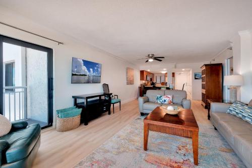 Μια τηλεόραση ή/και κέντρο ψυχαγωγίας στο Large oceanfront balcony with pool & beach access located on the no-drive beach!