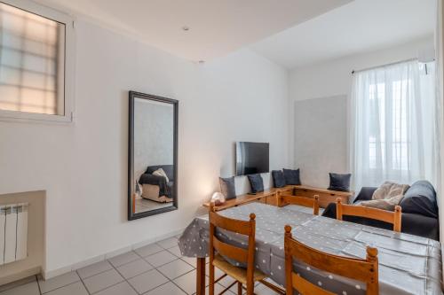 Vibrant Trastevere 2 bedrooms on Via del Moro