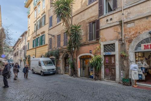 Vibrant Trastevere 2 bedrooms on Via del Moro