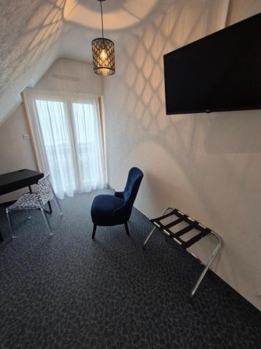 TV a/nebo společenská místnost v ubytování Logis Hôtel l'Albatros