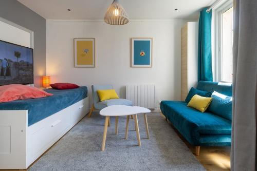 une chambre avec un lit et un canapé dans l'établissement Bel appartement lumineux Vannes centre, à Vannes