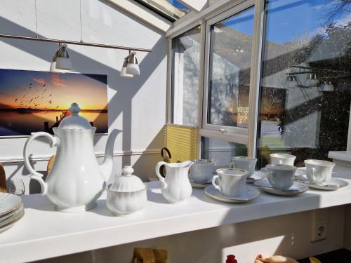 Příslušenství pro přípravu čaje a kávy v ubytování Rest and Recharge at 12 Clifden Glen