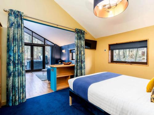 Katil atau katil-katil dalam bilik di Delamere Forest Cabins - Forest Holidays