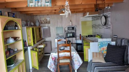 une pièce avec une cuisine et un salon dans l'établissement La Patelle, à La Michelière