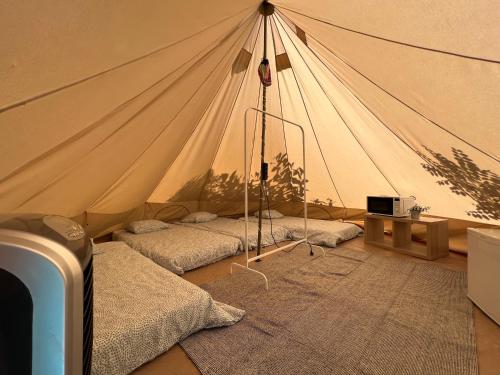 Postel nebo postele na pokoji v ubytování Camping & Glamping Muiñeira
