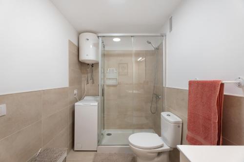 a bathroom with a toilet and a shower at Martianez con Wifi in Puerto de la Cruz