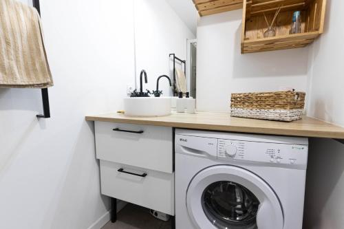 - une buanderie avec un lave-linge et un sèche-linge dans l'établissement I Cavaddili, à Propriano