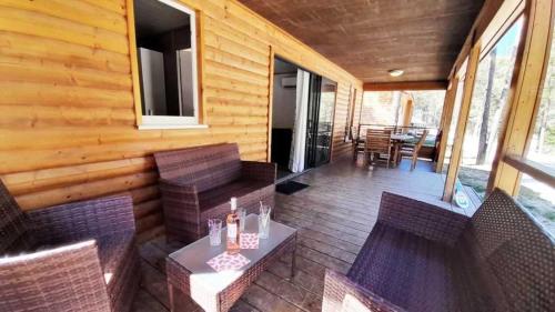 Gallery image of Chalet 2 étoiles - Piscine - ccbaeia in Briançonnet