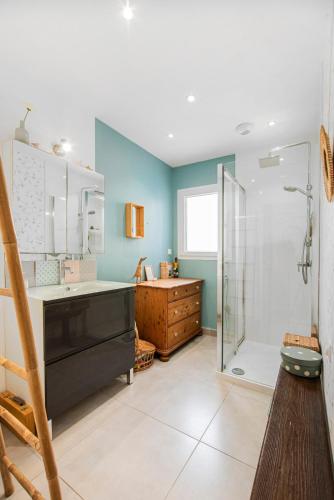 une salle de bain avec une douche à l'italienne et un lavabo dans l'établissement Casa Olâ House, à Luri